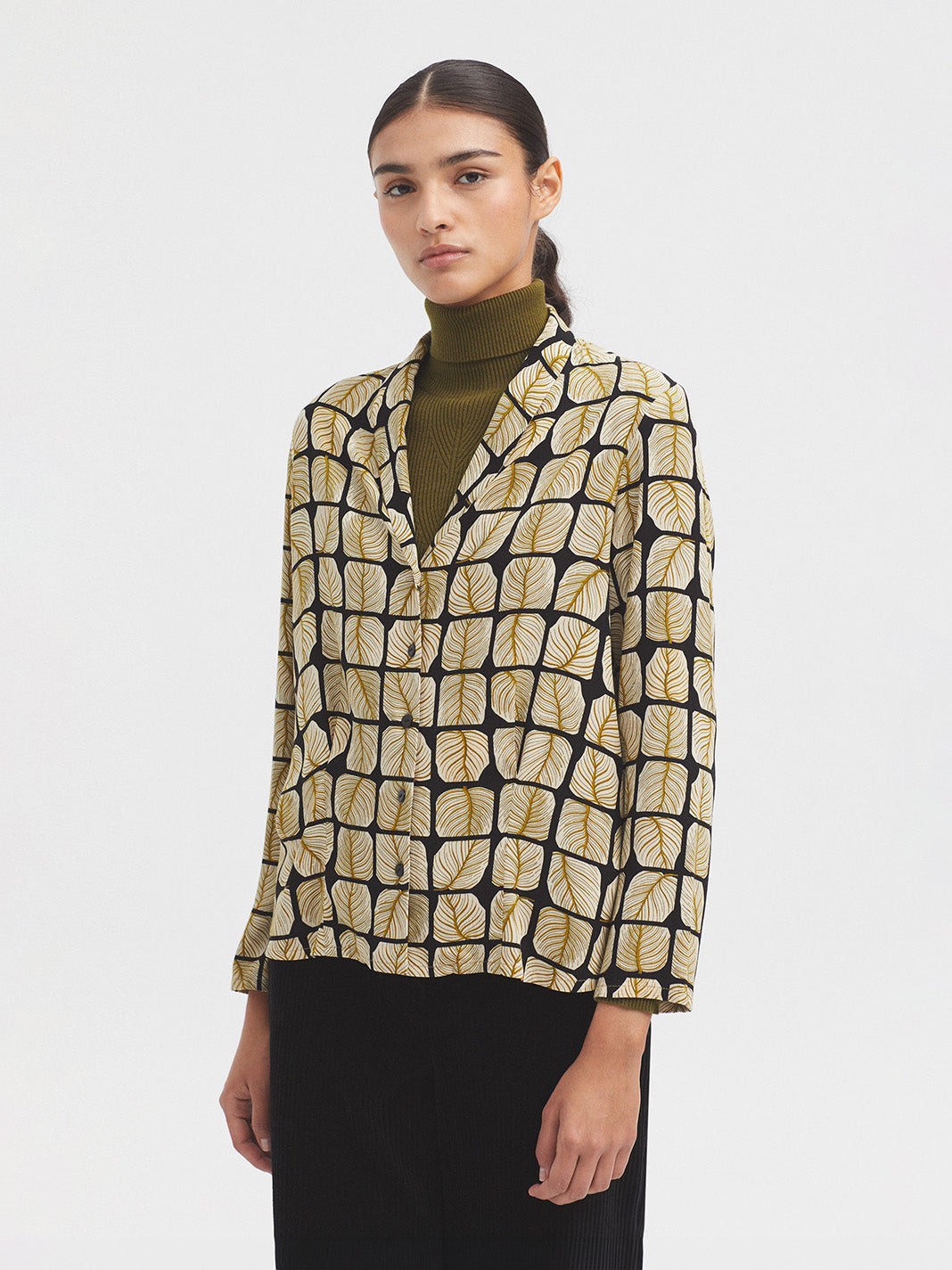 Lapel blouse with squares and leaves