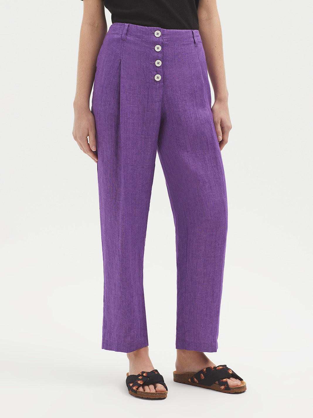 Buttoned linen trousers