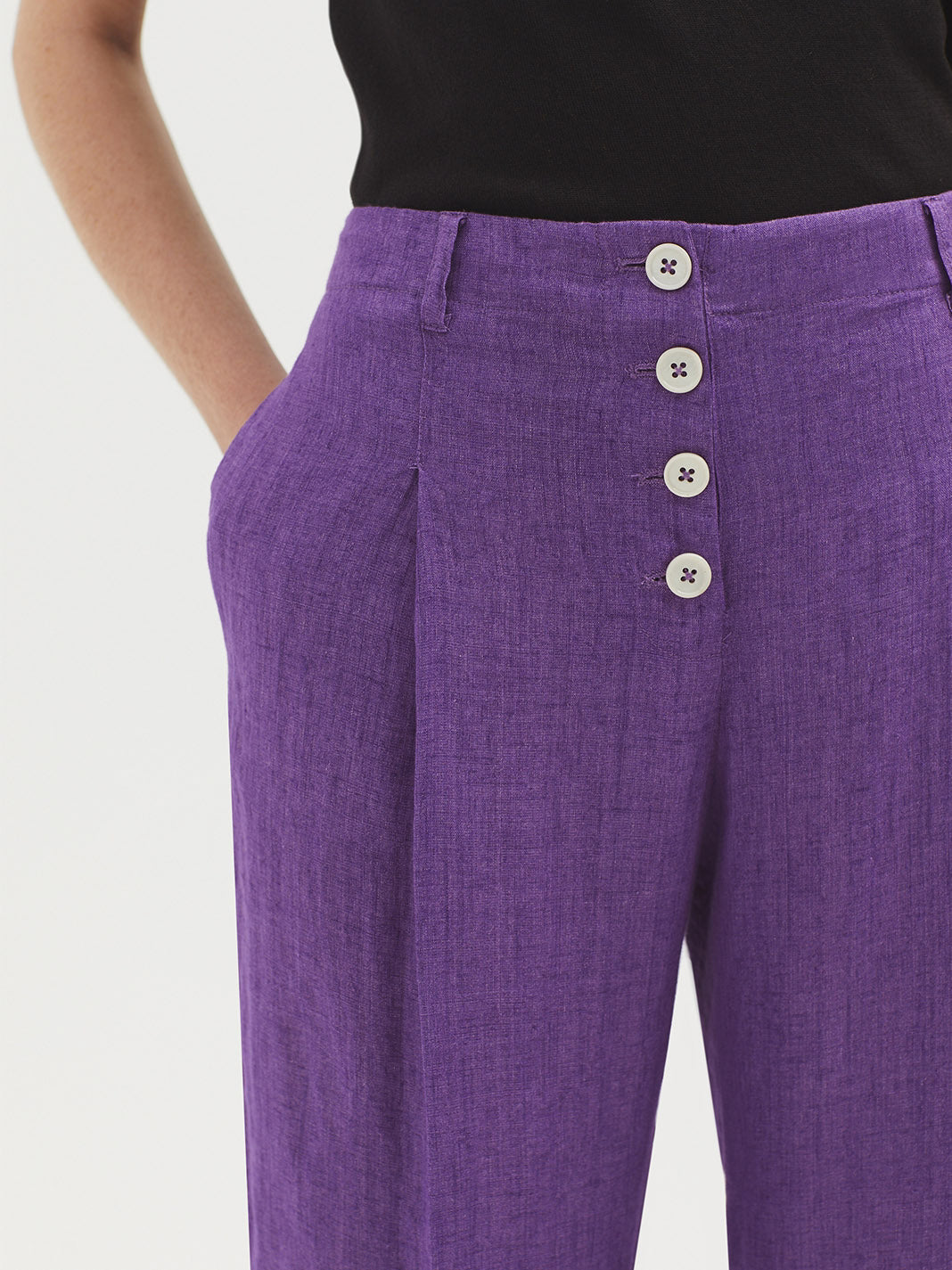 Buttoned linen trousers