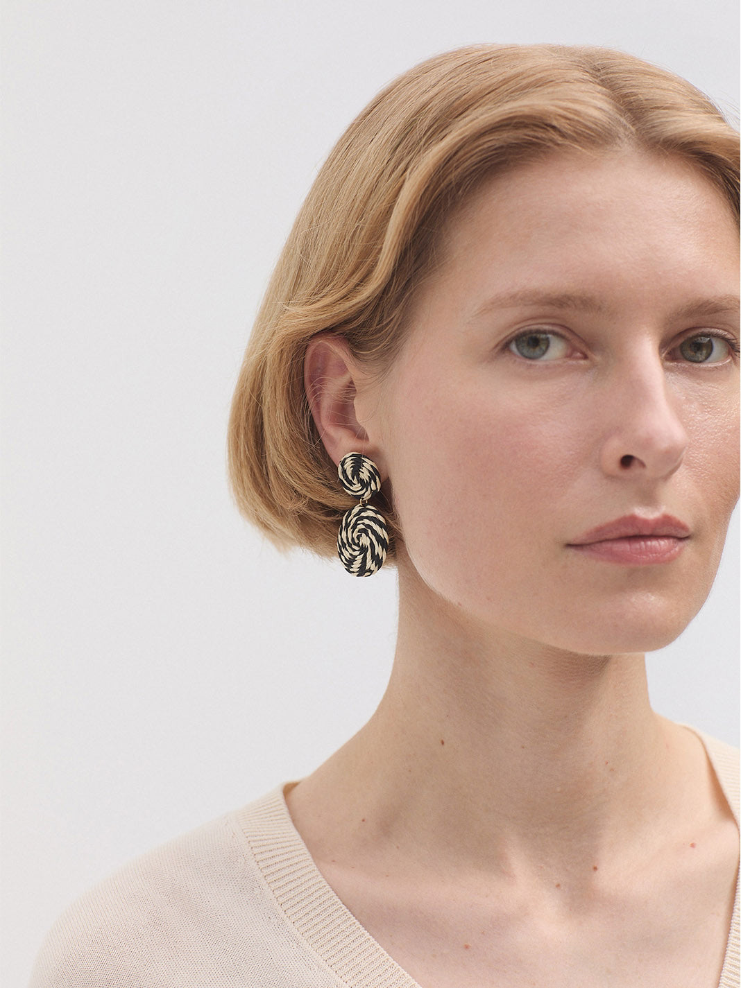 Straw braided earrings black