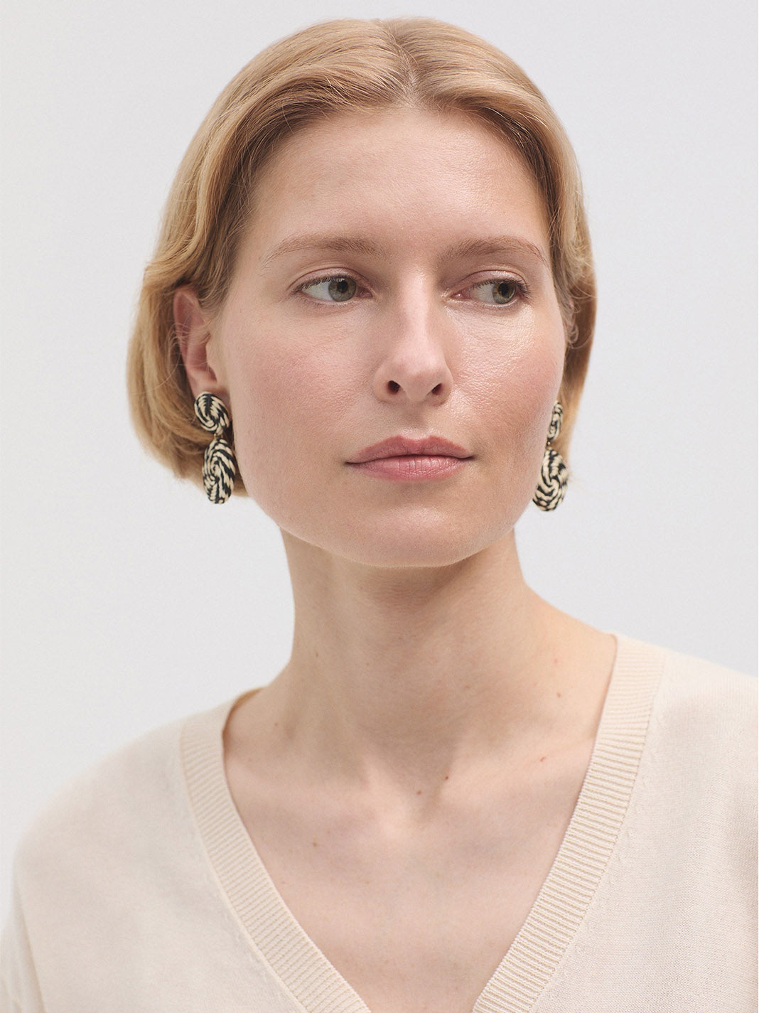 Straw braided earrings black