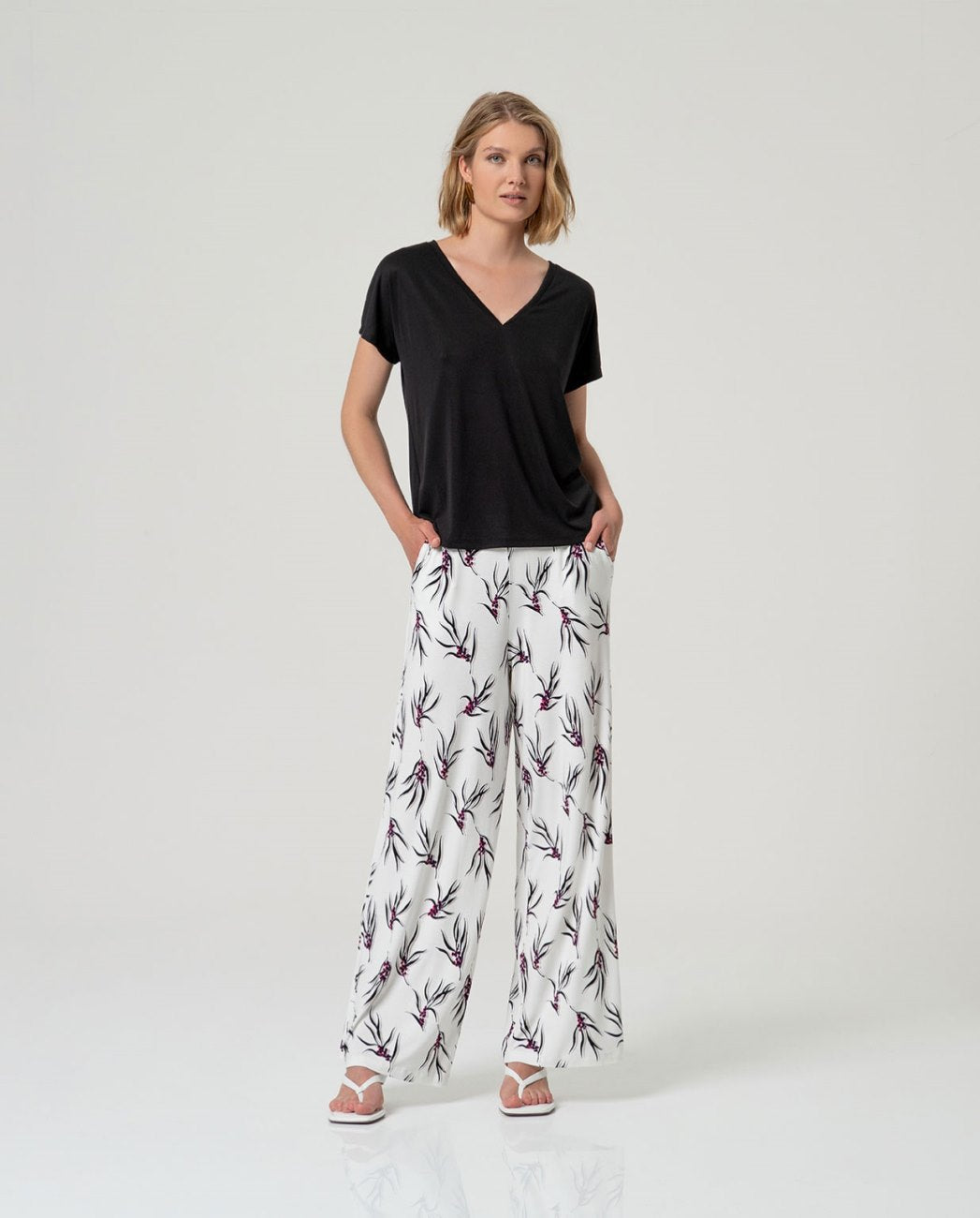 V-neck T-shirt Black