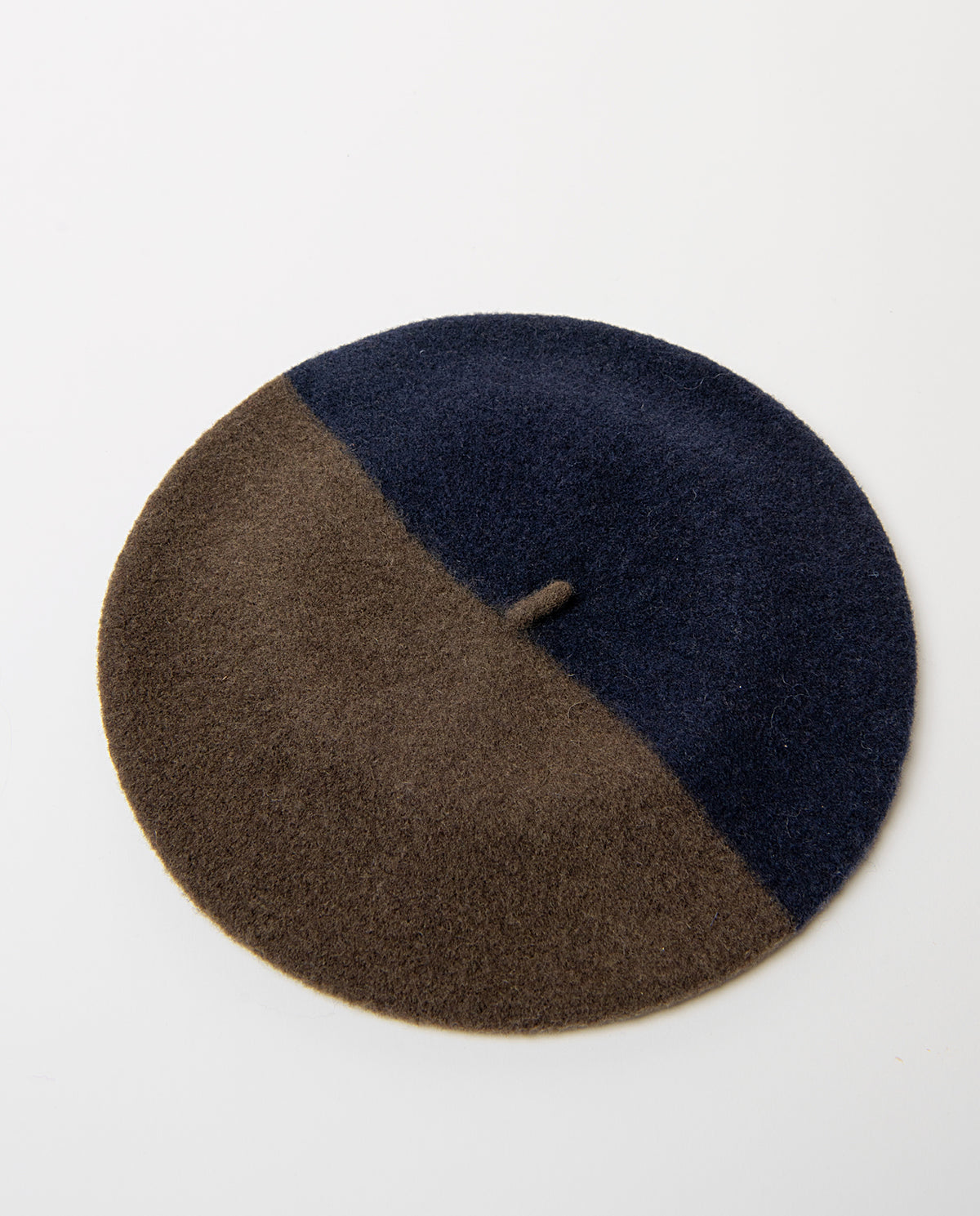 Soft, warm wool beret in a two-tone khaki and marine design split on the diagonal. Classic round shape with a little stalk on top.Dia: 60cm
