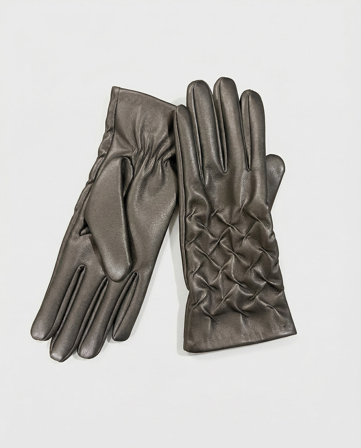 Glove silver grey in smooth, soft-touch faux leather, with an elasticated shirred detail at the wrist. A fitted cut that slims the hand, 24cm long, 9.5cm wide