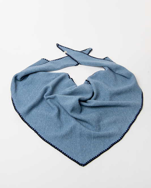 Knit scalloped dusty blue with brown bandana with recycled polyester, soft and brushed, in a triangular shape ending in a point. Light and warm, it knots at the neck with an easy gesture, 190cm long, 53cm wide
