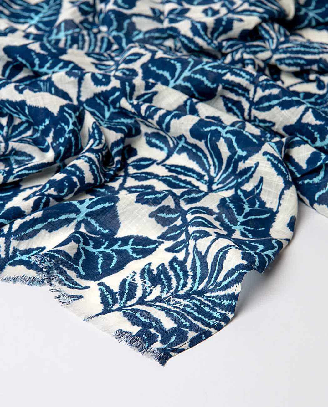 Scarf "leaves" blue