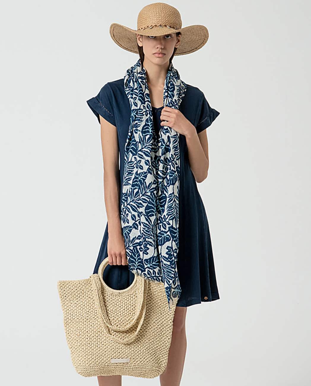 Scarf "leaves" blue