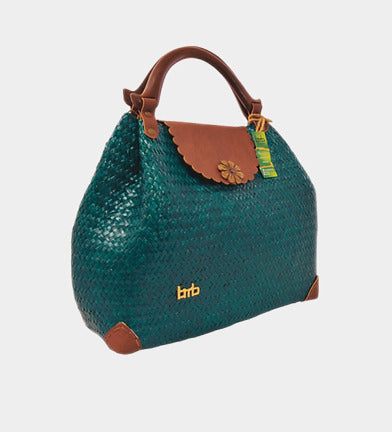 Bamboo, petrol Knitted handbag with wooden handles. Interior cotton investment with pocket. Magnetic flap cleasure.Double holding by its hands or by removable and adjustable strap. 35cm wide x 26 cm tall x 13cm deep Composition: Bamboo, wood and cotton