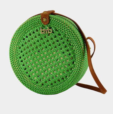 Viennese mat style, light green shoulder bag, with leather details. Interior cotton batik investment. Push button closure. Leather strap. 20cm x 8 Composition: Straw, leather and cotton