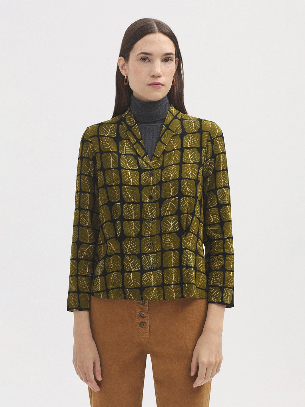 Lapel blouse with squares and leaves