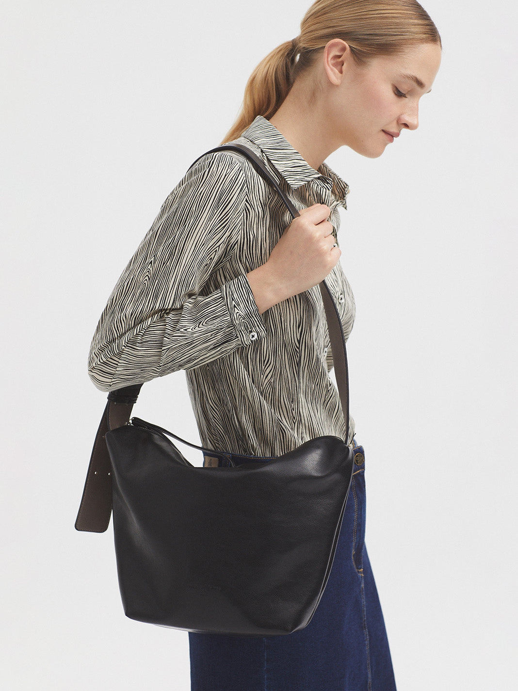 Contrast shoulder bag