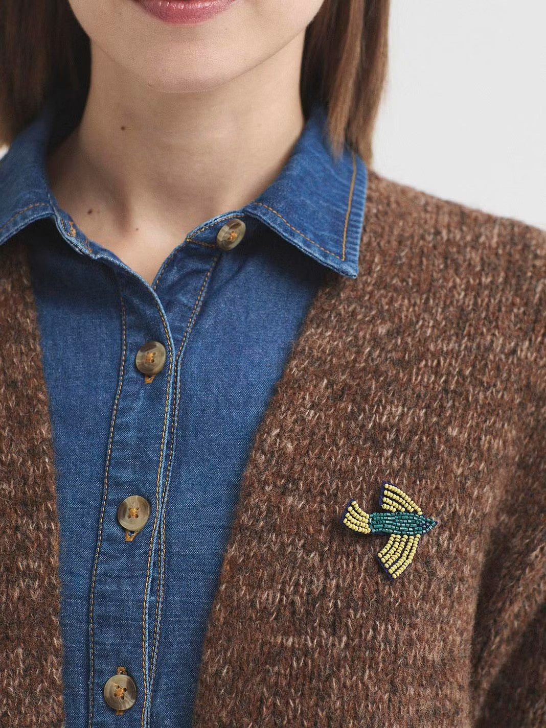 Bird brooch green and yellow embroidered with glass beads and safety clasp. Measurements: 4.5 cm high x 5 cm wide.