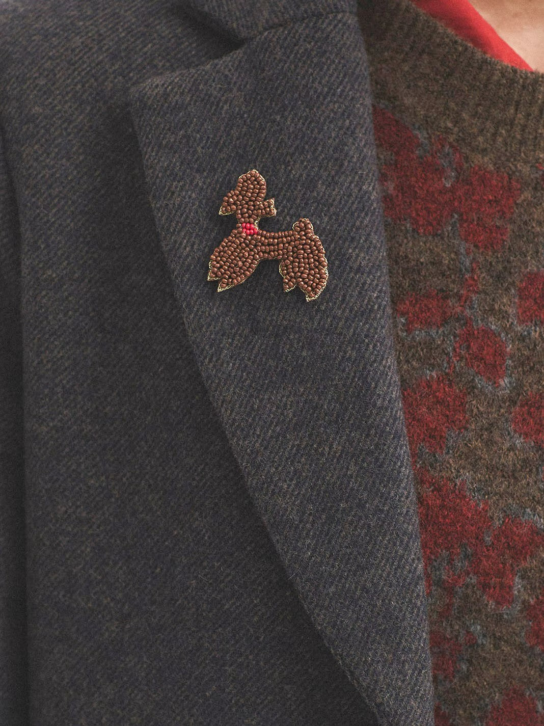 Dog brooch chestnut, and red colors embroidered with glass beads and safety clasp. Measurements: 4.5 cm high x 4.5 cm wide.