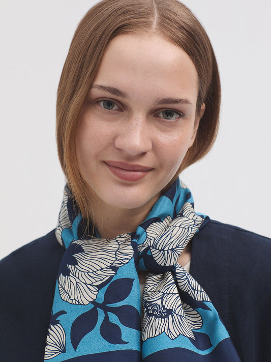 Camelia silk scarf blue