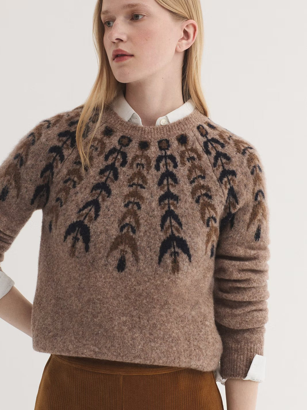 Jumper beige with fretwork detail in wool blend with round neck and long sleeves. Ribbed finish.