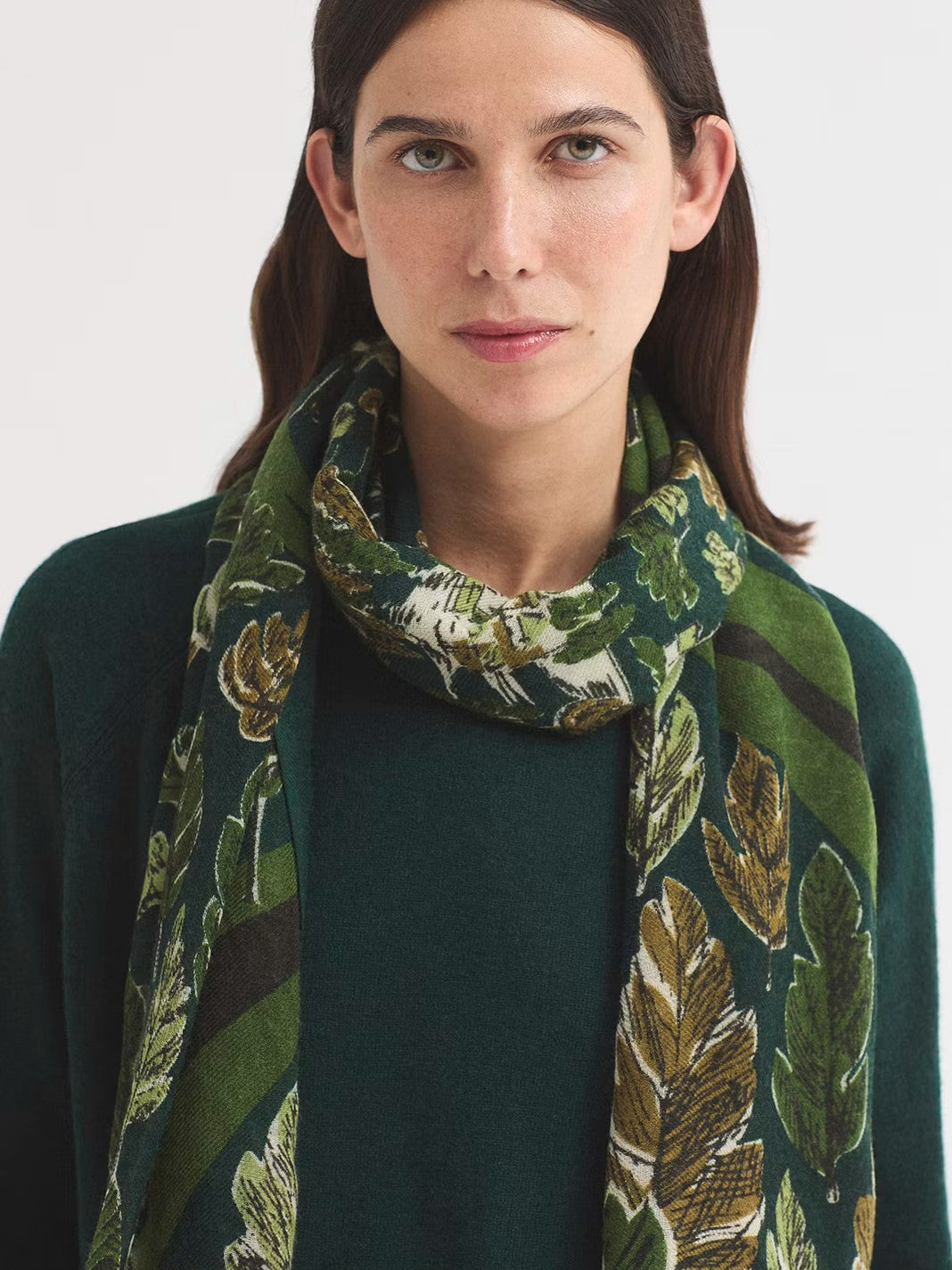 Long Path green wool print foulard, 70 x 180 cm.