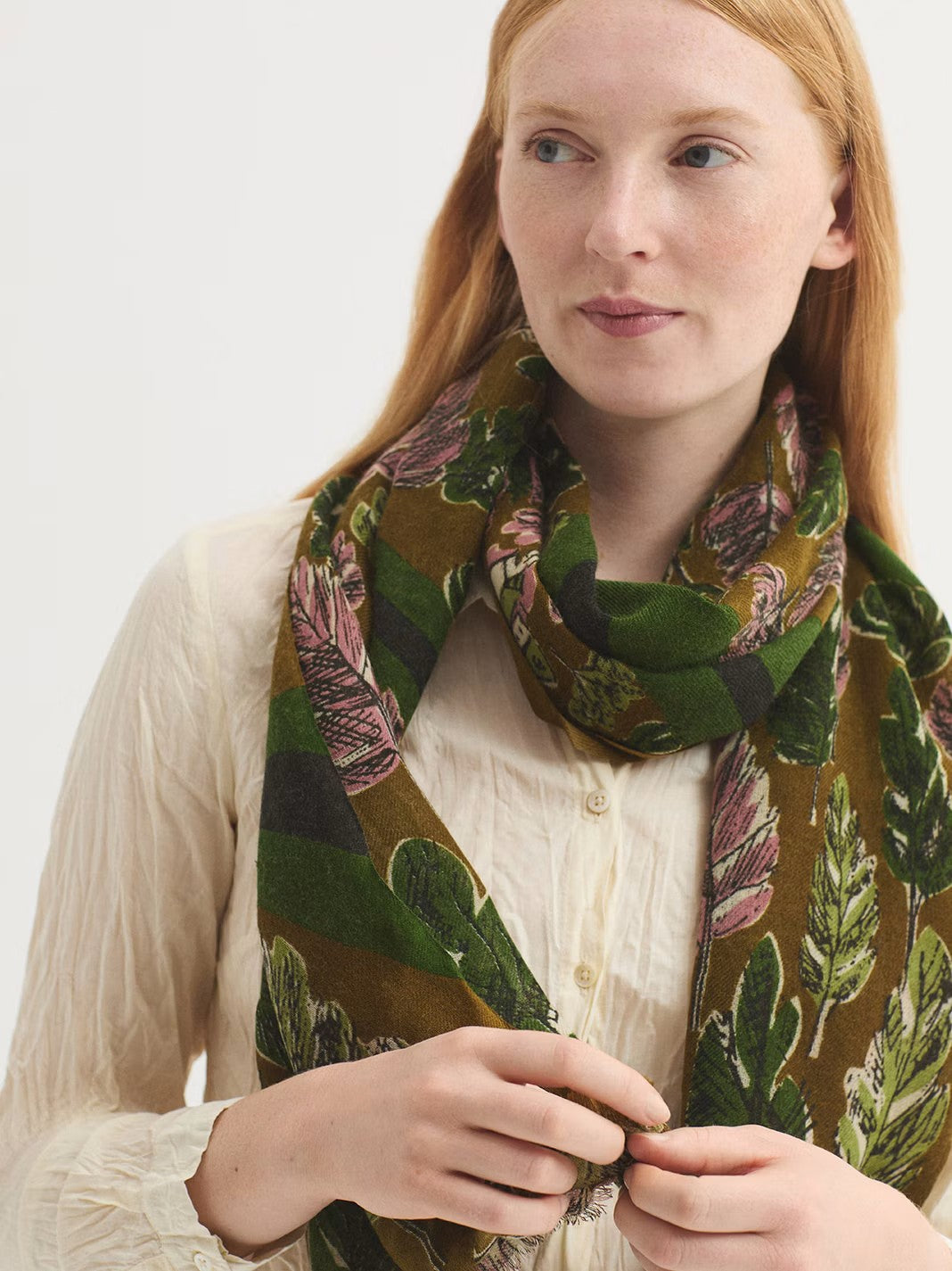 Long Path olive wool print foulard, 70 x 180 cm.