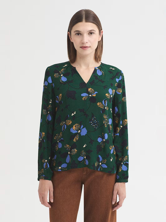 Top green in viscose crêpe with Geometric Flowers print in light blue, camel and navy colors, designed with a mandarin collar with gathers and opening, long puff sleeves with vent, cuff and button.