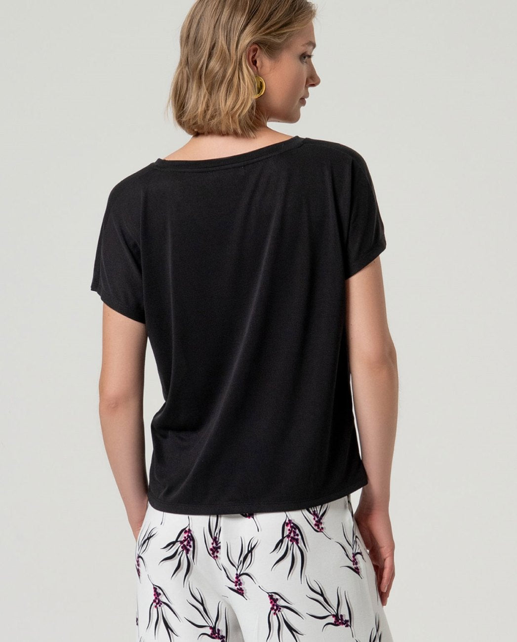 V-neck T-shirt Black