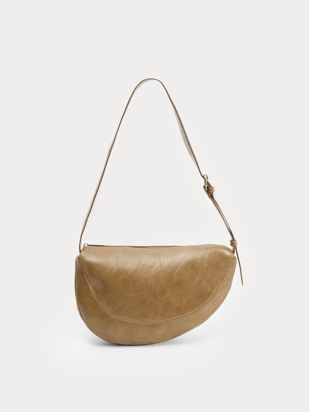 Half moon ochre crossbody bag with an irregular design made of eco-leather. Featuring a metal zip top fastening with a pull tab with logo. With adjustable strap with buckle so the fit can be adjusted as needed. Inside pockets, 29 cm long x 17 cm high x 7 cm deep.