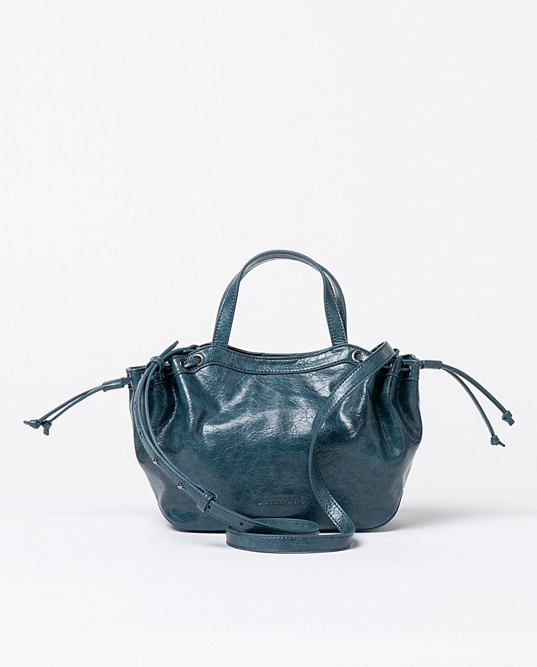 Versatile faux leather steel blue bag with double handle: a short one to carry by hand and a long, adjustable and removable one,2 interior pockets, 1 open and 2nd with zip closure. Lining. Magnetic closure.