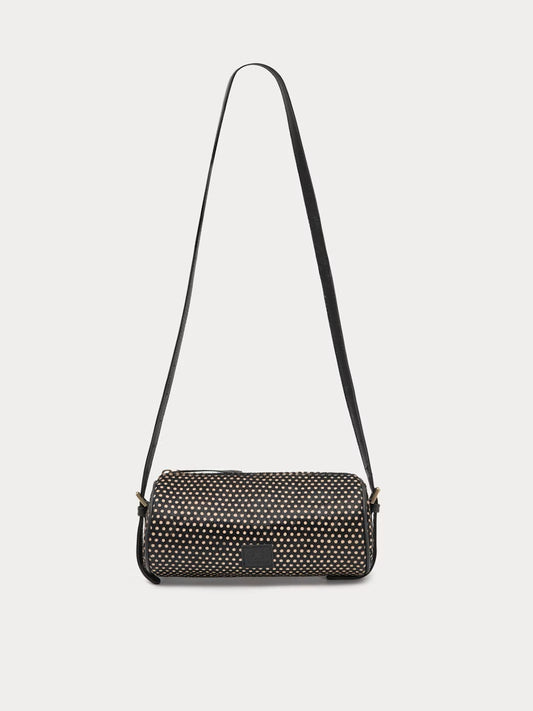 Printed baguette bag in 100% pony hair with a zip top fastening and an adjustable strap with buckles. Polka dots print in black and beige colors, 23 cm long x 11 cm high x 10 cm deep.