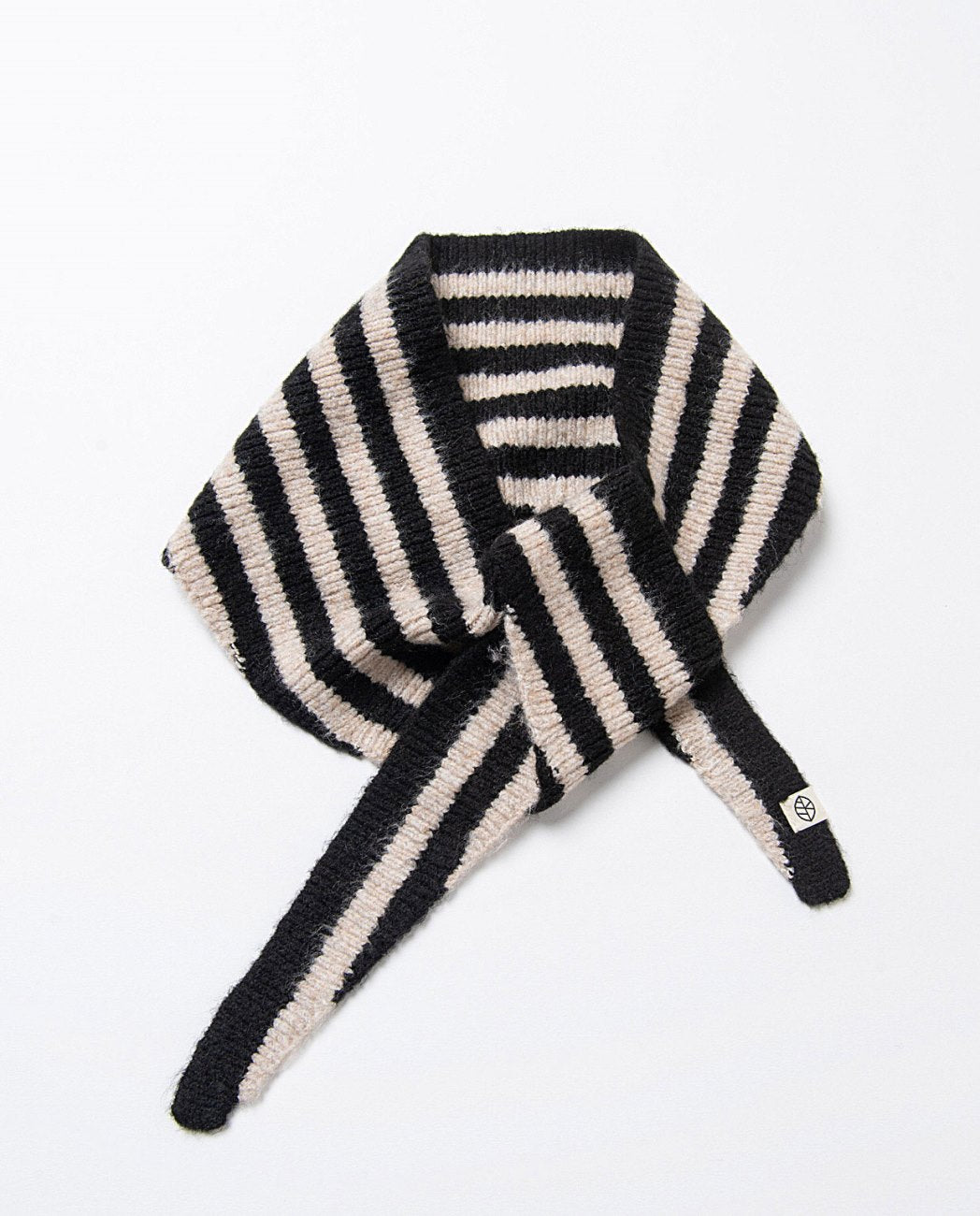 Knit bandana in triangle form, with stripes black and white, 65% Recycled Polyester, 33% Acrylic, 2% Elastane.