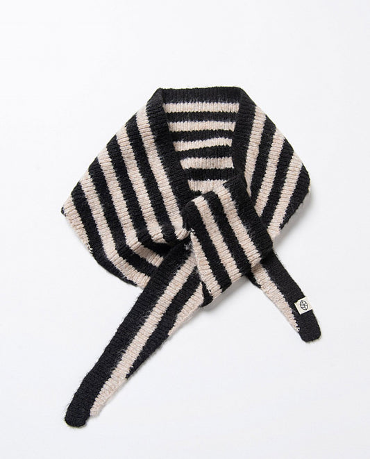 Knit bandana in triangle form, with stripes black and white, 65% Recycled Polyester, 33% Acrylic, 2% Elastane.