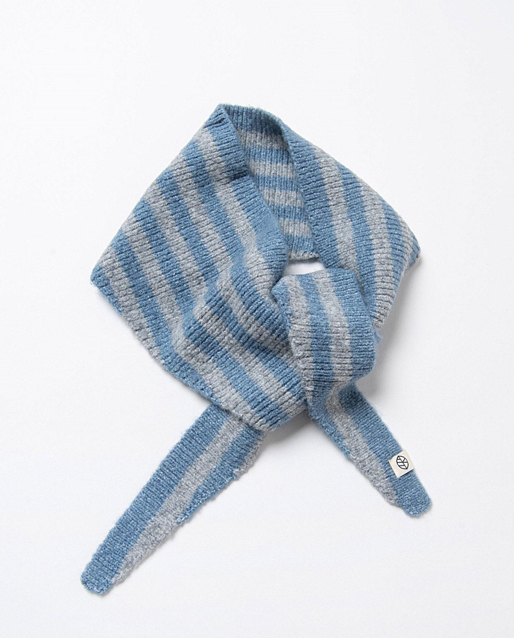 Knit bandana in triangle form, with stripes light blue and grey