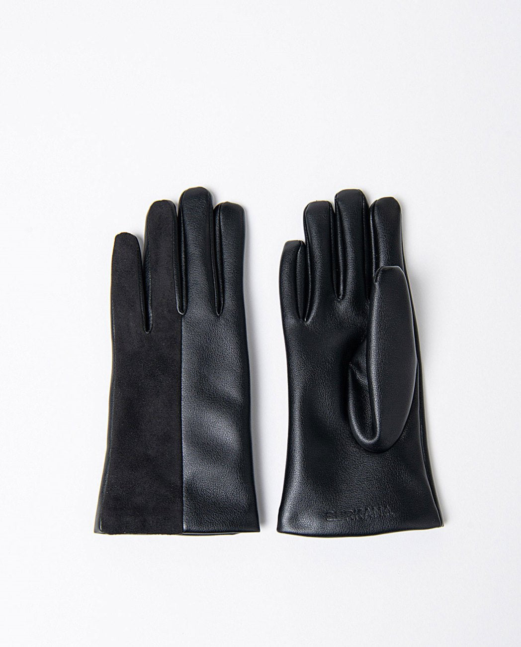Polyester black gloves with bi-material design: one part with soft leather effect and the other with plush finish, inner lining of fine fleece.