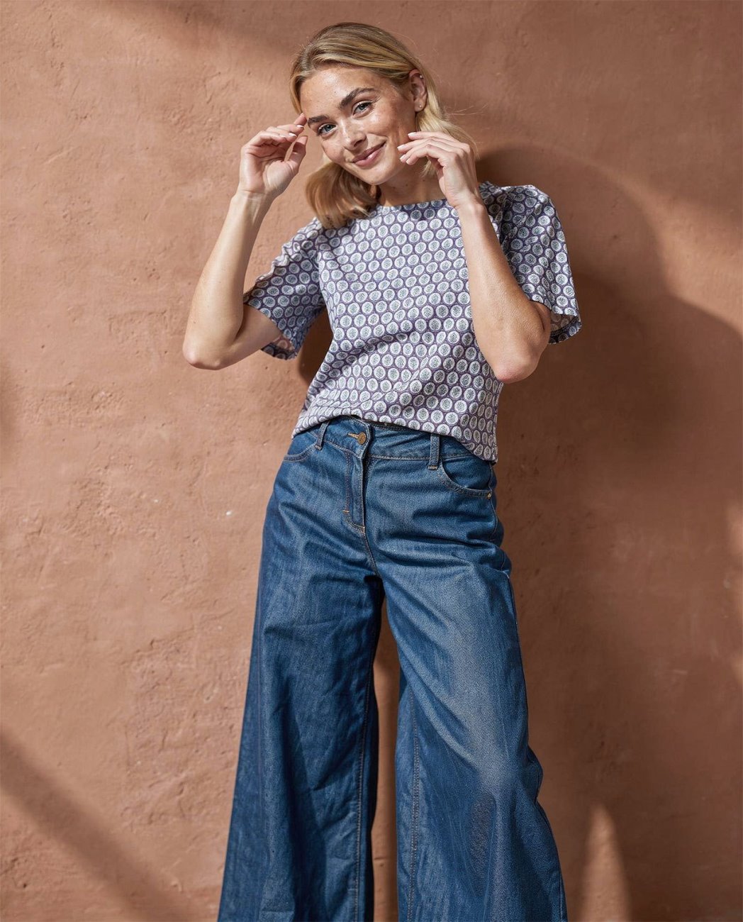 Boat neck printed short sleeves blue top.