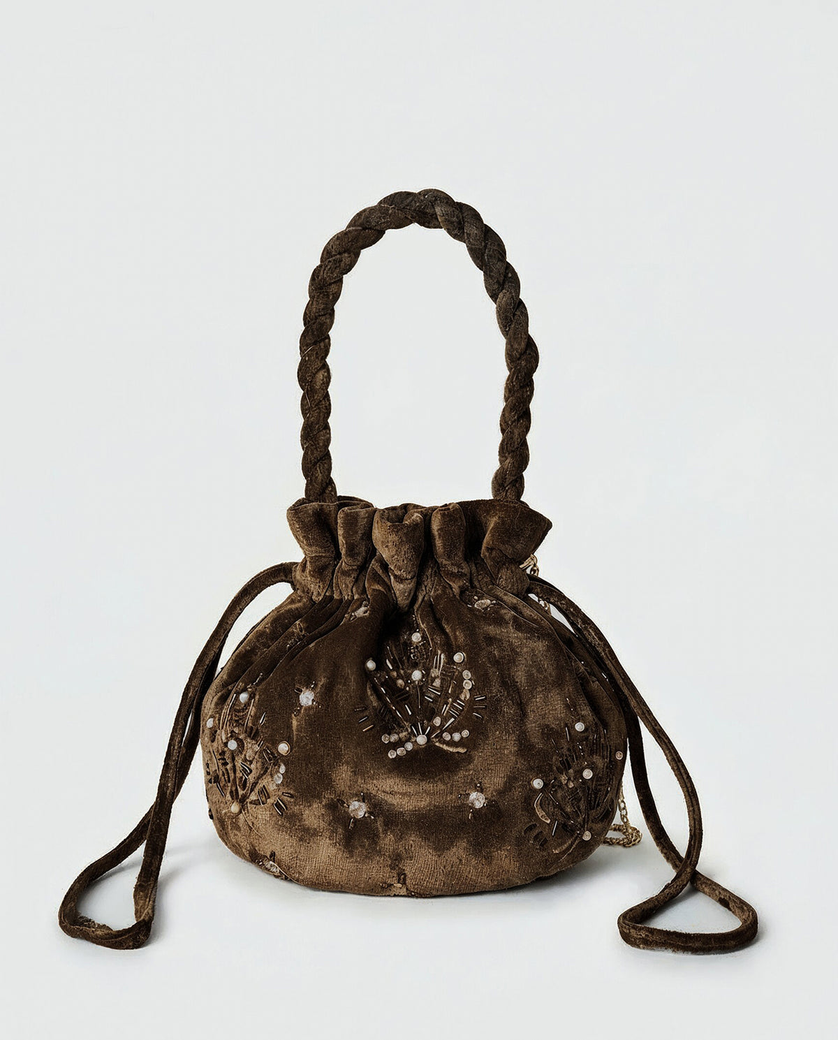 Bucket bag brown in soft viscose velvet, with a drawstring closure and double braided handles. Embroidered details with beads, bugle beads and pearls that add shine. Chain strap, 23cm x 23cm x 11,5cm