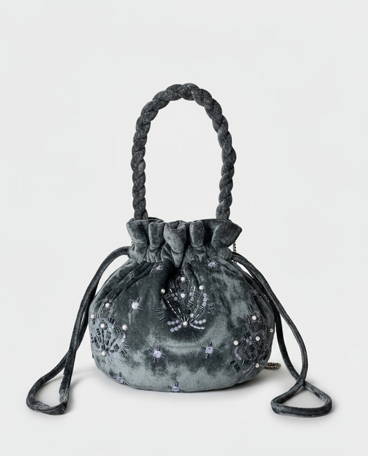 Bucket bag grey in soft viscose velvet, with a drawstring closure and double braided handles. Embroidered details with beads, bugle beads and pearls that add shine. Chain strap, 23cm x 23cm x 11,5cm