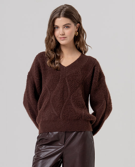 V-neck chocolate jumper with long sleeves, in soft knit with wool and a diamond cable texture. Warm, cosy with a relaxed cut and dropped shoulders.