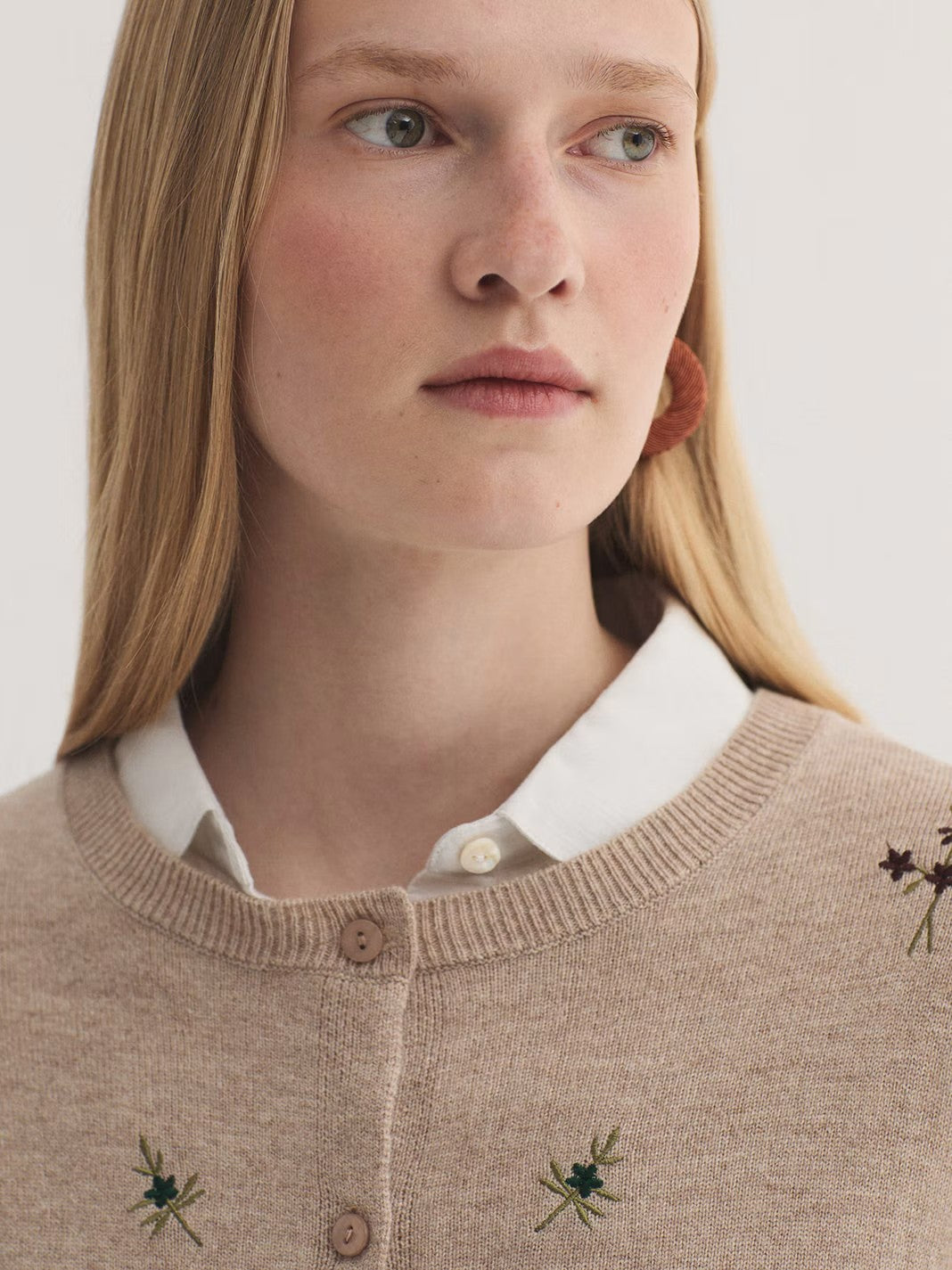 Cardigan with embroidered flowers Beige