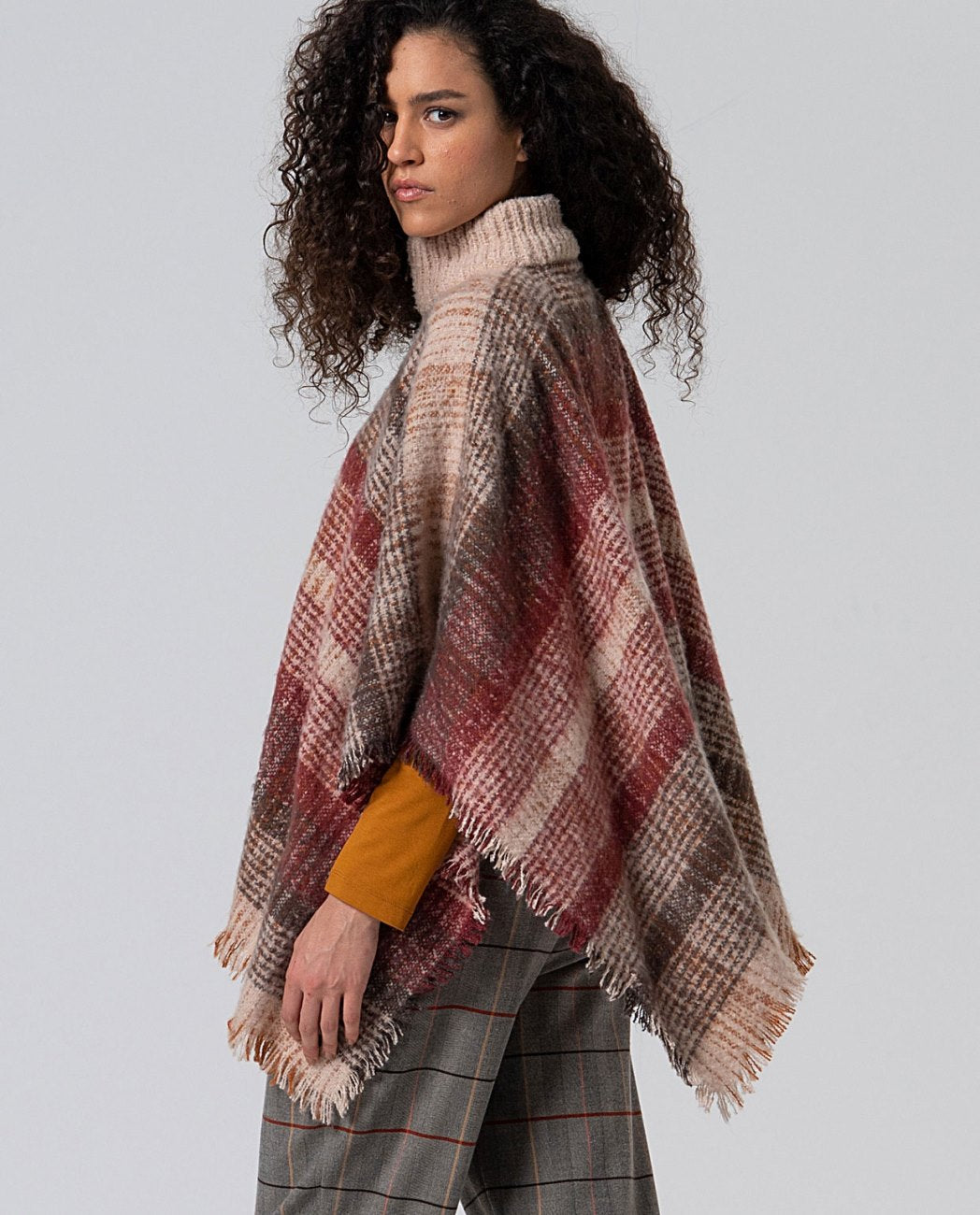 Plaid poncho with fringe, in brown, bordeaux and ecru colors and zip closure