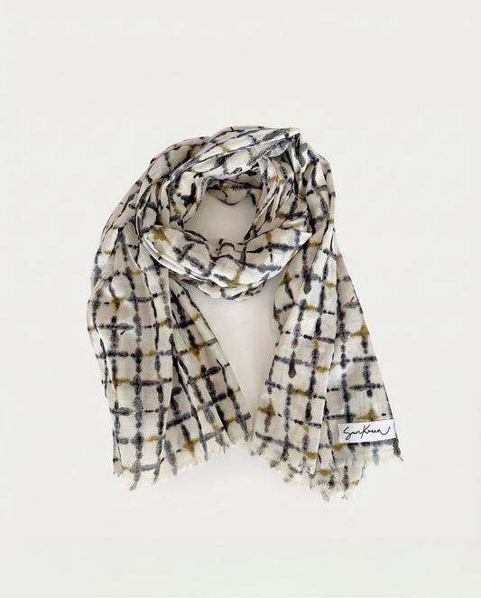 Rectangular ecru scarf made of 100% cotton with grey and khaki geometric grid print. Design with short fringes at the ends, 180cm x 110cm