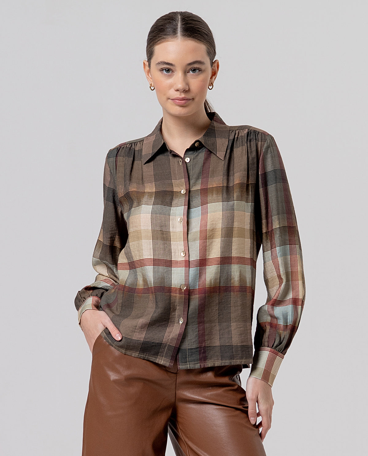 Shirt with a classic collar and shoulder gathers that add volume. Long sleeves with a gathered cuff and a light viscose fabric, soft with lovely drape. Multicolour check print in brown colors, with a warm, autumnal feel.