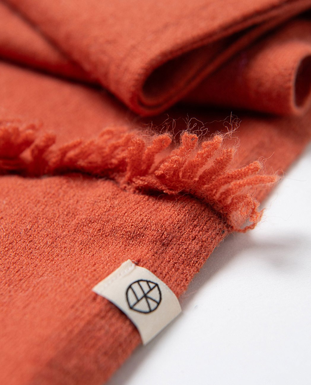 Closed collar in smooth fabric,with small fringe details, in cinnamon color