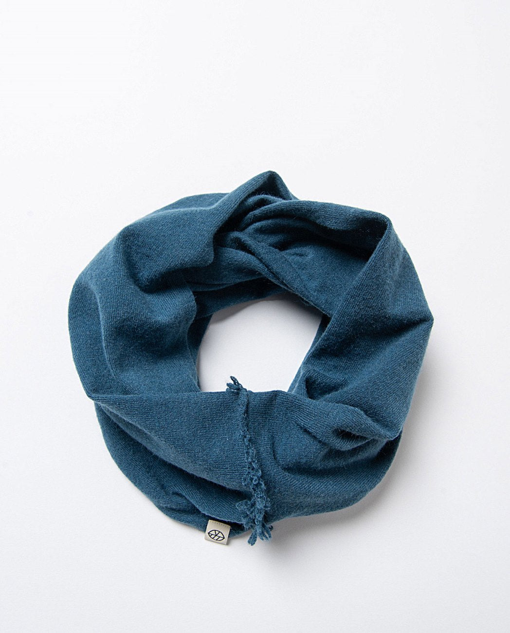 Closed collar in smooth fabric with small fringe details in cobalt blue colar