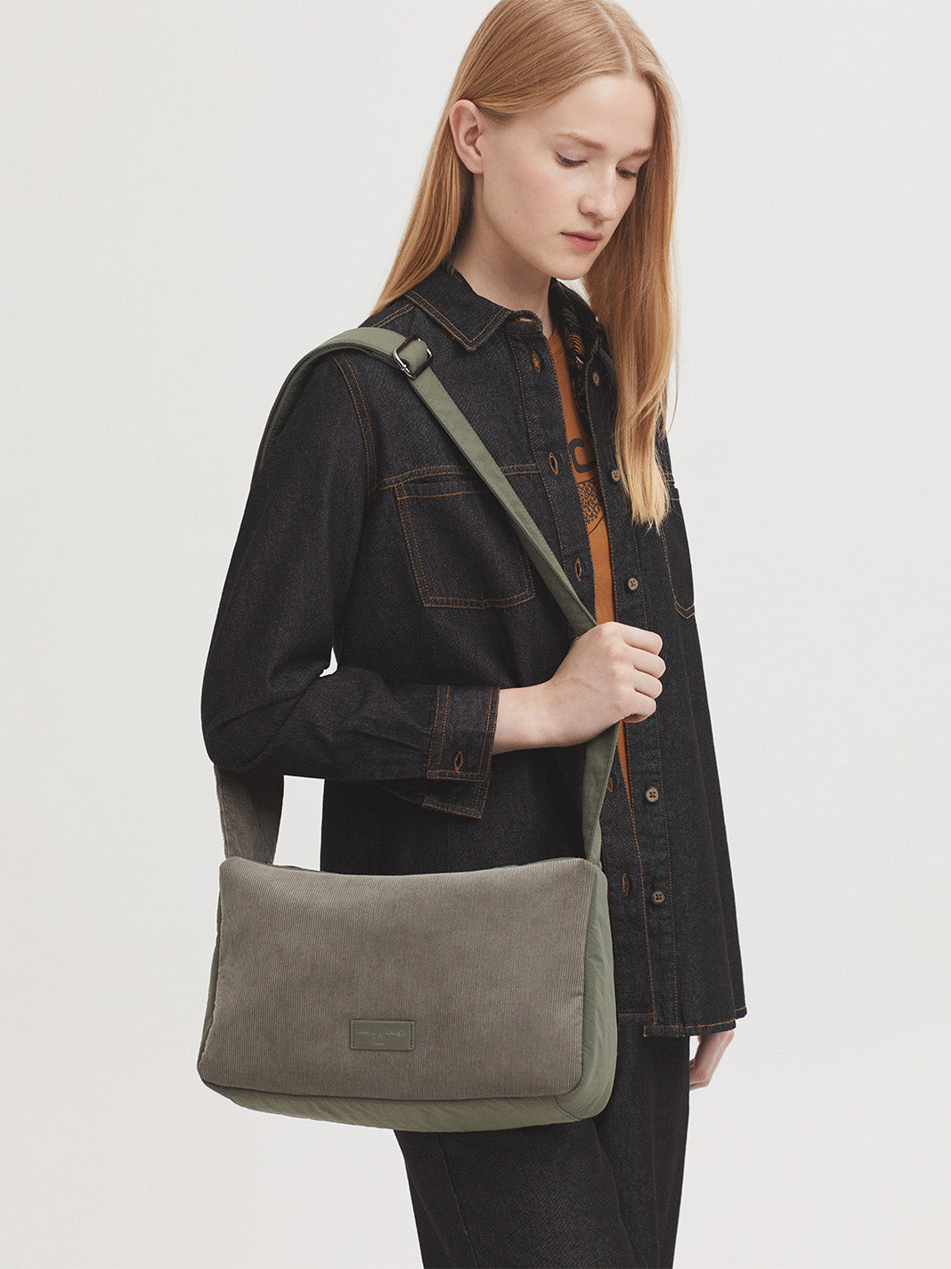 Large crossbody smoke bag made of corduroy and nylon,with adjustable strap, zip top fastening and pull tab with logo, inside pockets.