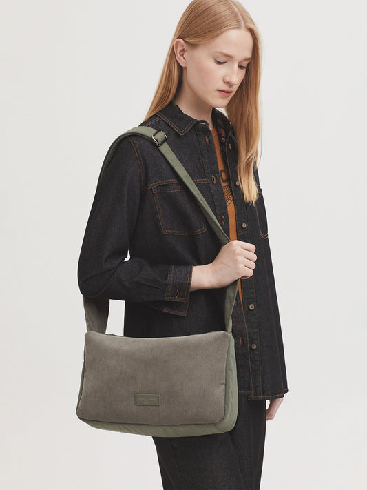 Large crossbody smoke bag made of corduroy and nylon,with adjustable strap, zip top fastening and pull tab with logo, inside pockets.