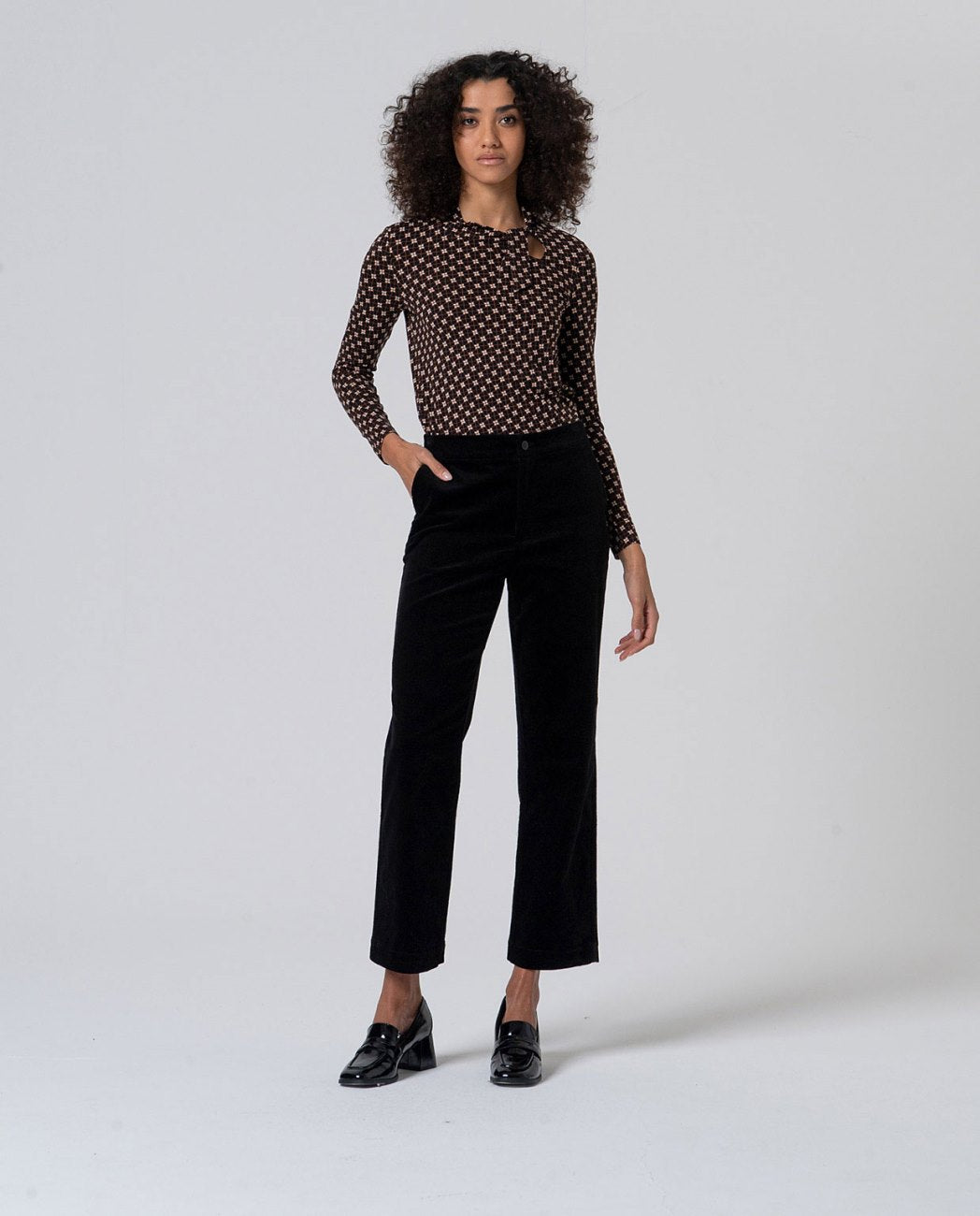 Straight cut black corduroy pants with medium rise, invisible front pockets in 97% Cotton, 3% Elastane