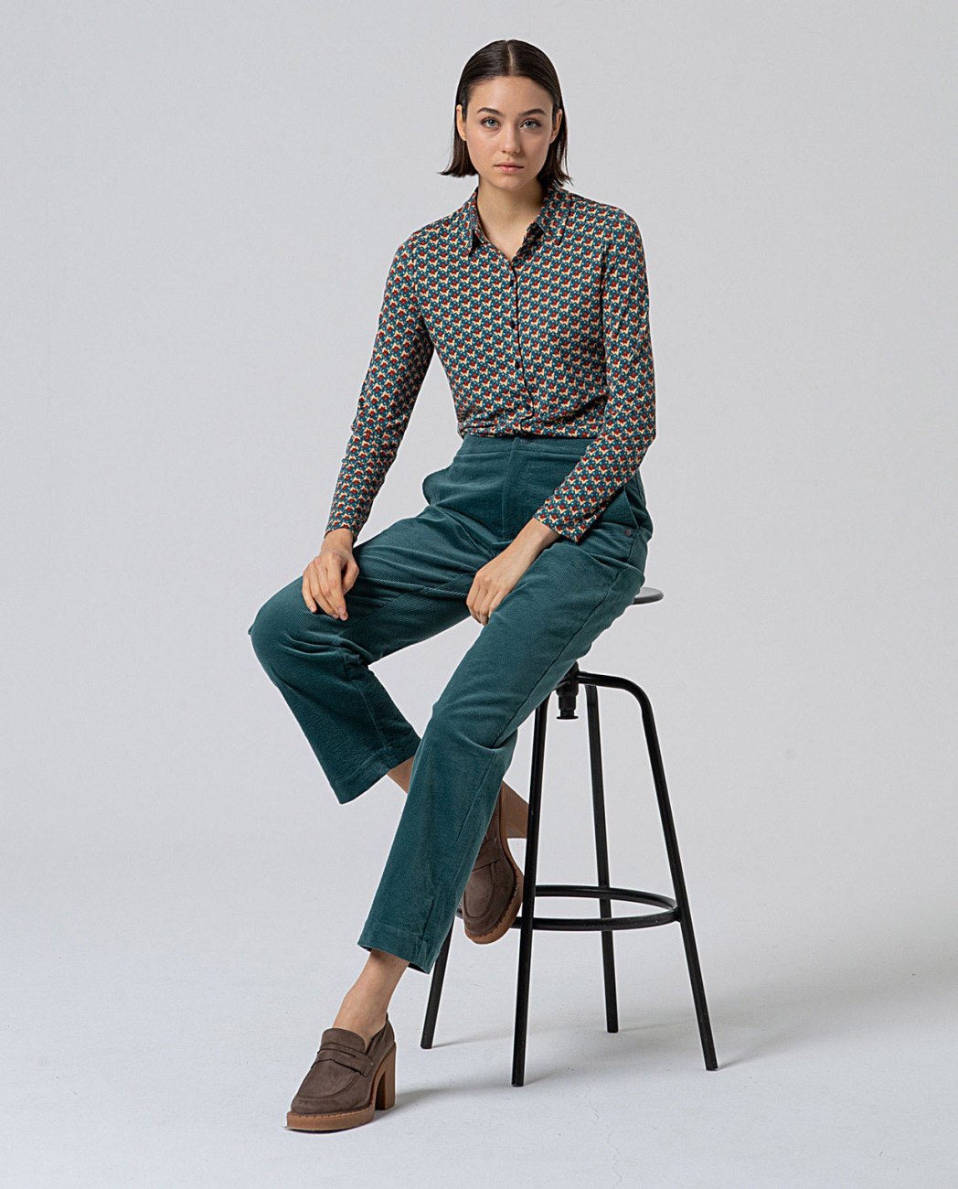 Straight cut petrol corduroy pants with medium rise, invisible front pockets, in 97% Cotton, 3% Elastane