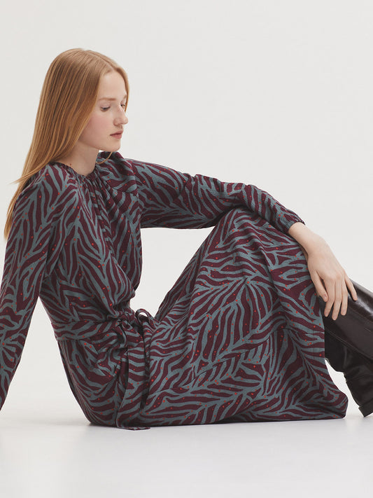Dress light grey in crinkle fabric with bordeaux Zebra print and red dots, rounded neck with elasticated waistband, slit and button, raglan sleeves with elasticated cuffs, belt in the same fabric, 86% Viscose, 8% Nylon, 6% Line.