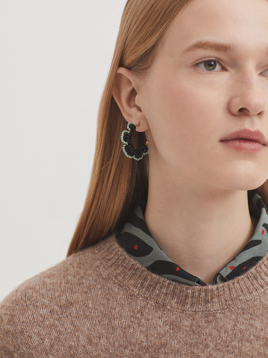 Flower-shaped hoop earrings Black