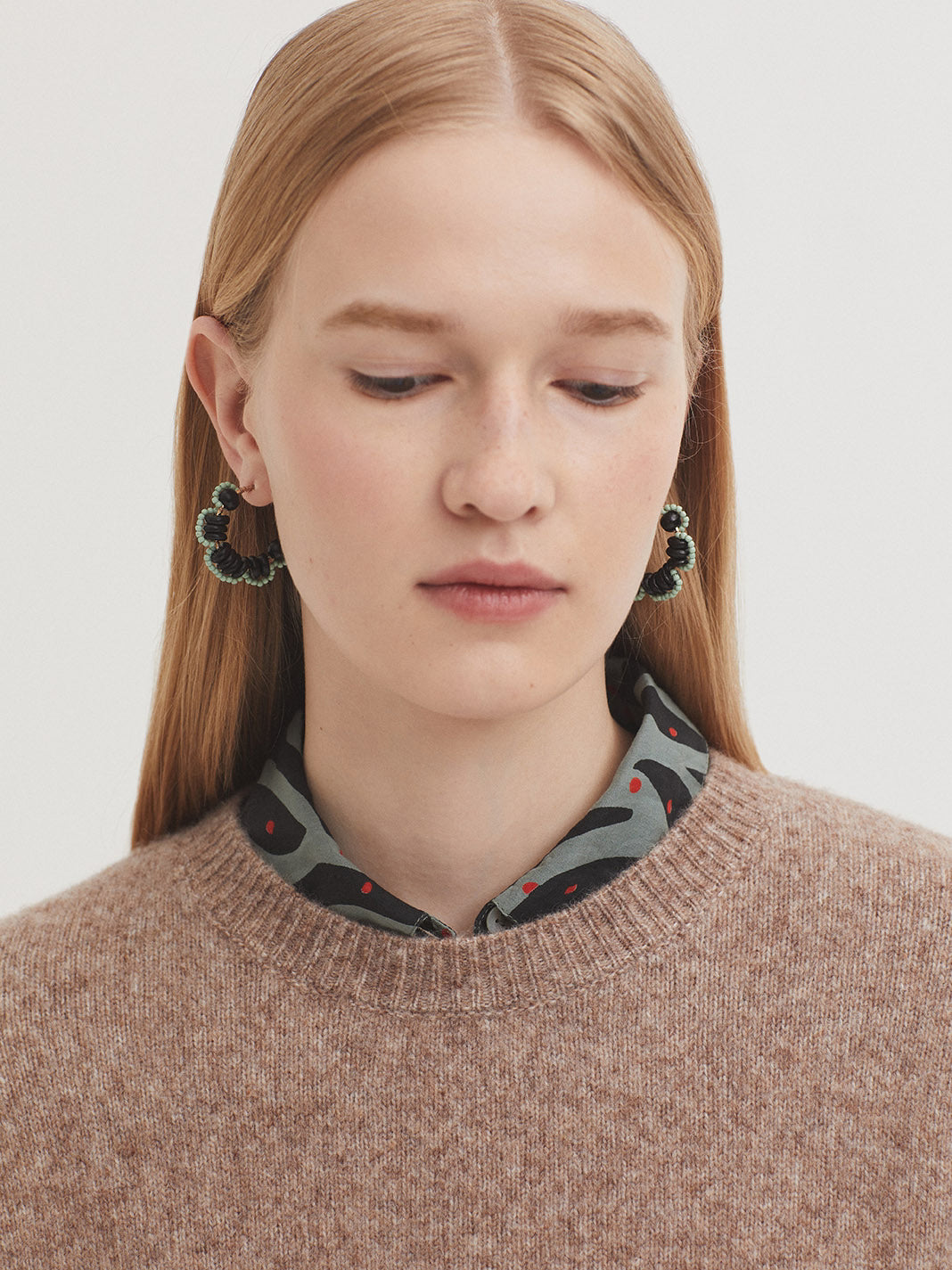 Flower-shaped hoop earrings Black