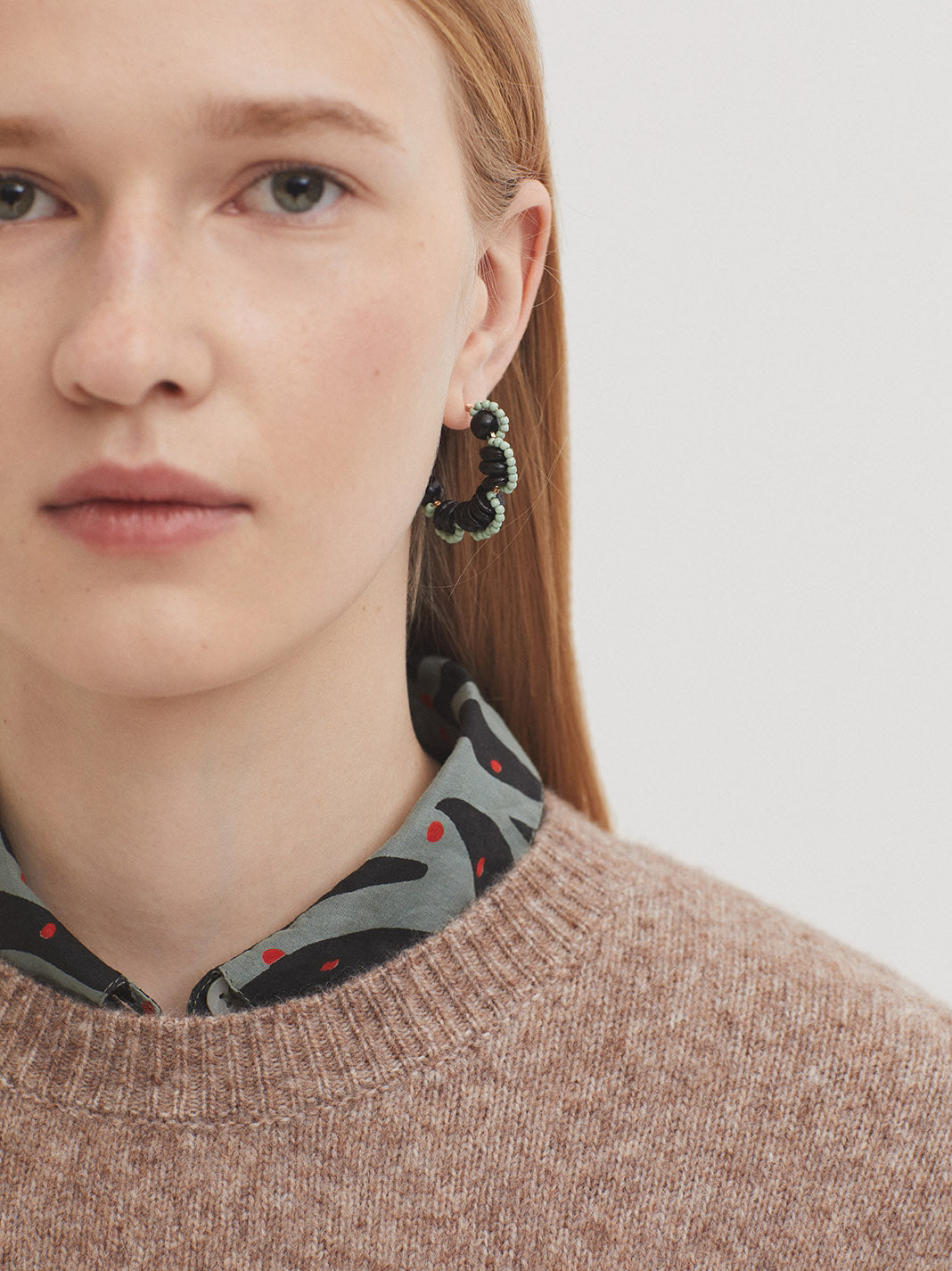 Flower-shaped hoop earrings Black