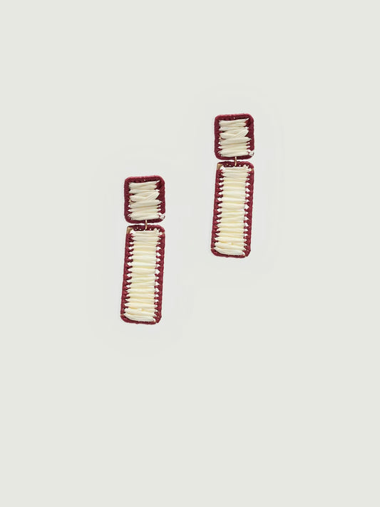 Rectangular ecru drop earrings with bordeaux finish, in 2 pieces, made of raffia, 6 cm in length.