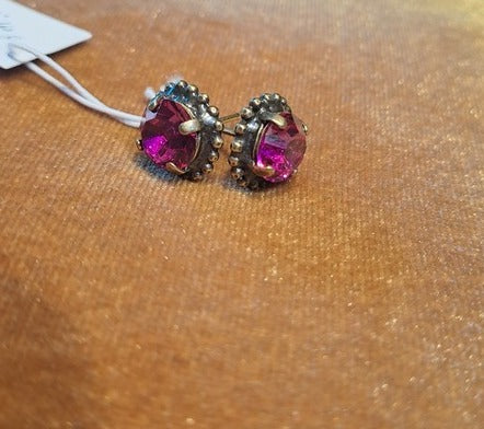 Stud crystal earrings fuchia